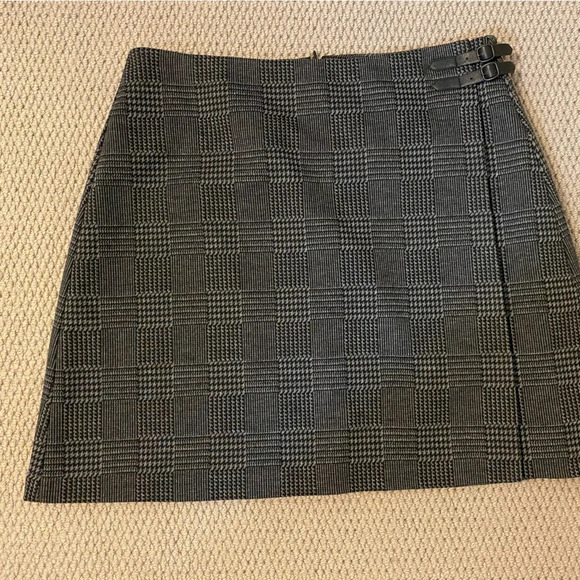 Vince Camuto size 6 a-line faux wrap houndstooth skirt in black / grey. - Picture 1 of 7